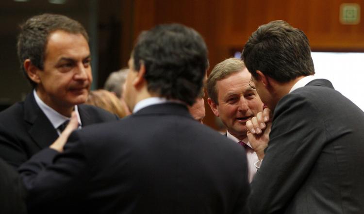 Topmøde. Spaniens regeringsleder, Jose Luis Rodriguesz Zapatero, EU-kommissionens formand, Jose Manuel Barroso, Irlands premierminister, Enda Kenny, og Hollands ditto, Mark Rutte, måtte gennem lange forhandlinger, før europagten kom på plads i nat. 