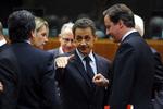 Initiativtager. Det er Frankrigs præsident Sarkozy, de sammen med den tyske kansler Merkel har sat gang i europagt-projektet. Her er han fanget ved gårsdagens EU-topmøde. 