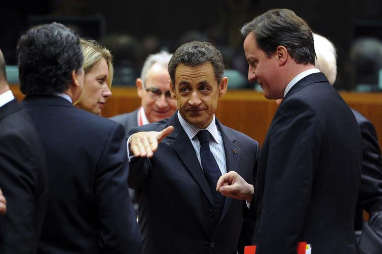 Initiativtager. Det er Frankrigs præsident Sarkozy, de sammen med den tyske kansler Merkel har sat gang i europagt-projektet. Her er han fanget ved gårsdagens EU-topmøde. 