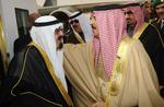 musketérbrødre. Til venstre Saudi Arabiens Kong Abdullah, der bydes velkommen af Bahrains konge Hamad bin Isa Al Khalifa på et møde i februar i år. 