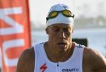 ude. Luften var omkring 40 grader i Abu Dhabi, men vandet var tilsyneladende for koldt for Rasmus Henning. 