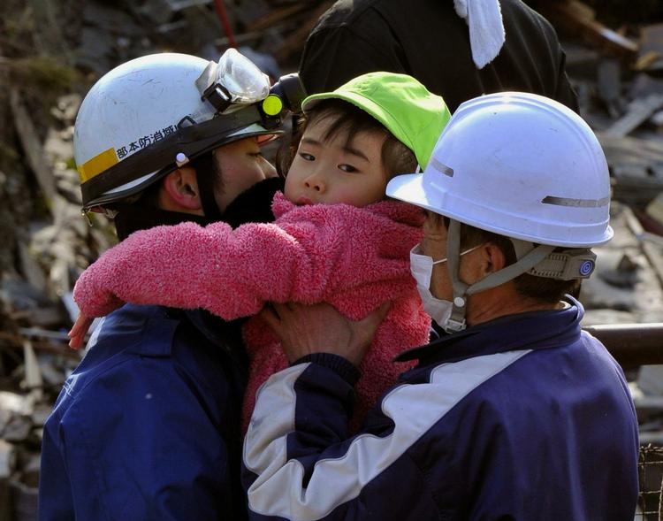 reddet. En lille dreng er blevet reddet ud af en bygning i Kesennuma i det nordøstlige Japan i dag. Mere end 50.000 soldater er sat ind i redningsarbejdet. 
