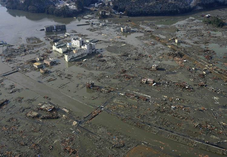 Hærget. Minamisanriku efter at den er blevet ramt af den ti meter høje tsunami-bølge i går. 