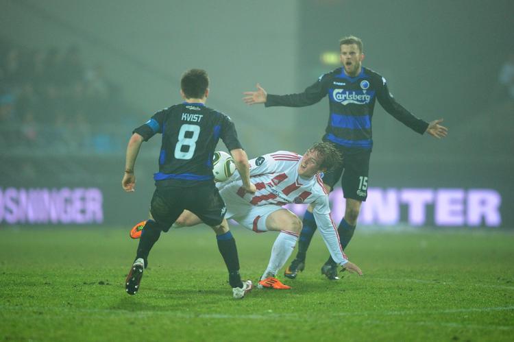 Duel. AaBs  Morten Duncan Rasmussen i klemme mellem William Kvist og Michael Antonsson, da AaB lørdag hjemme i Aalborg tog imod Superligaens suveræne duks, FC København. 