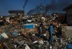 ruiner. Et japansk par går gennem ruinerne af deres nabolag i Sendai i det nordøstlige Japan. For to dage siden hærgede jordskælv og tsunami området. 