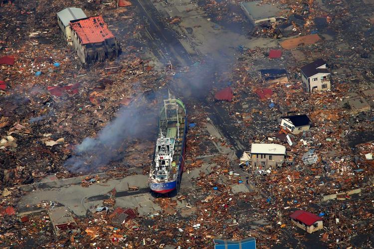 Tsunami. Et skib er blevet skyllet ind midt i byen Kesennuma i det nordøstlige Japan. 
