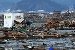 Dræber. Myndighederne regner med, at dødstallet vil passere 10.000 efter det ekstremt kraftige jordskælv og den voldsomme tsunami, det udløste. 