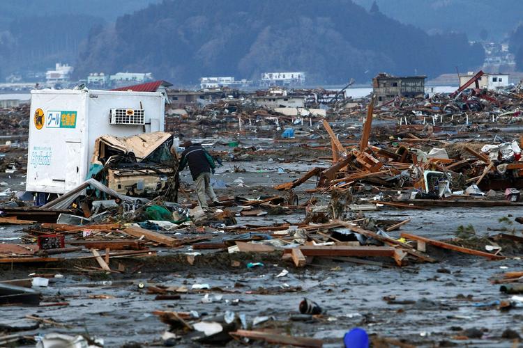 Dræber. Myndighederne regner med, at dødstallet vil passere 10.000 efter det ekstremt kraftige jordskælv og den voldsomme tsunami, det udløste. 