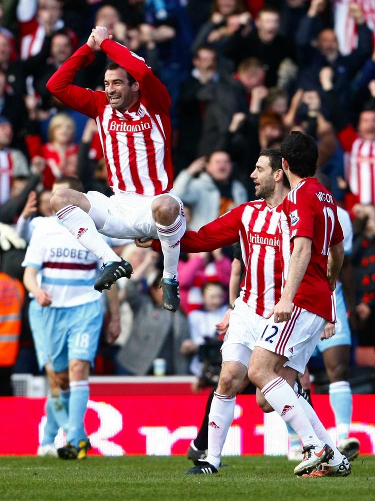 let. Enten er Danny Higginbotham ikke så tung, som han ser ud, eller også har Stoke en meget stærk mand på holdet. 