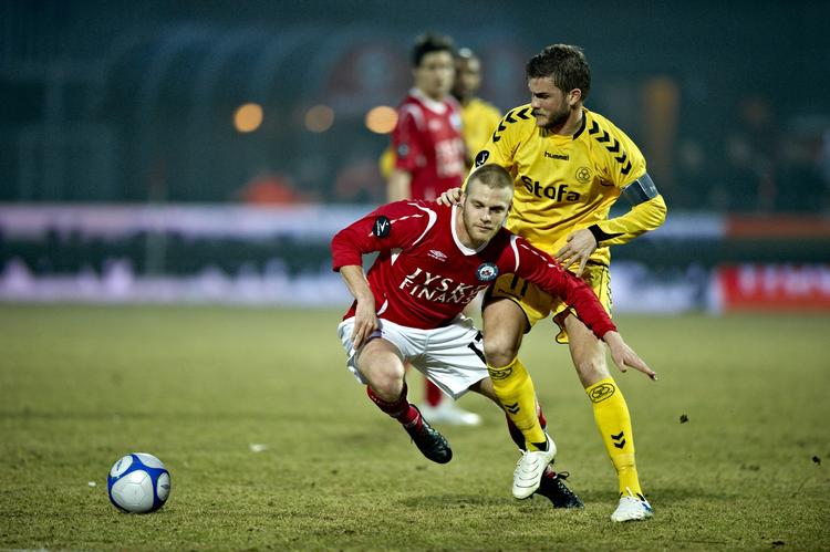 målscorer. Et langskud fra Kaimar Saag (i rødt) bragte Silkeborg foran 1-0. 