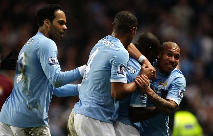 Afgørelsen. Med sit mål mod Reading sendte Micah Ricards (nr. to fra højre) Manchester City i FA Cup-semifinalen. 