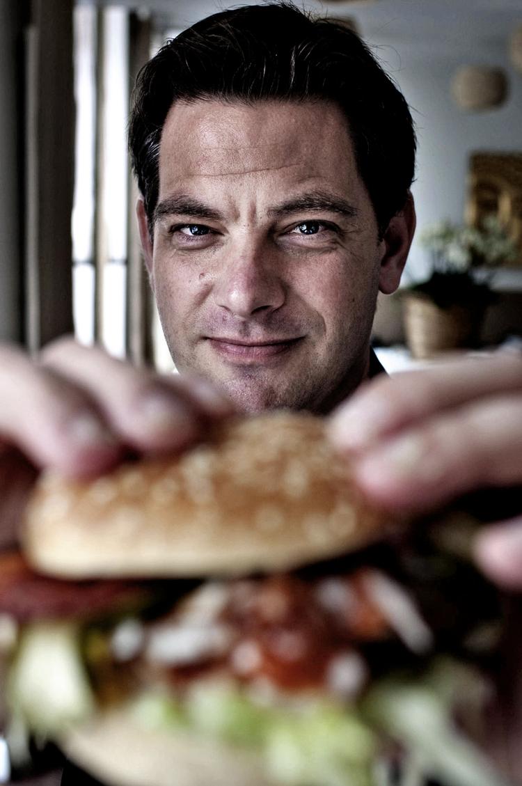Redning. »I starten grinede folk lidt af os, fordi vi ville lavede thaimad på Nørrebro. Det tror jeg ikke, de gør mere«, siger Henrik yde om sin michelin-stjerne. 