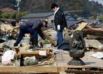 Genopretning. I kystbyen Toyoma i den nordlige del af Japan arbejder de lokale med at rydde op efter tsunamien. 