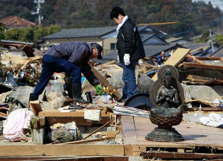 Genopretning. I kystbyen Toyoma i den nordlige del af Japan arbejder de lokale med at rydde op efter tsunamien. 