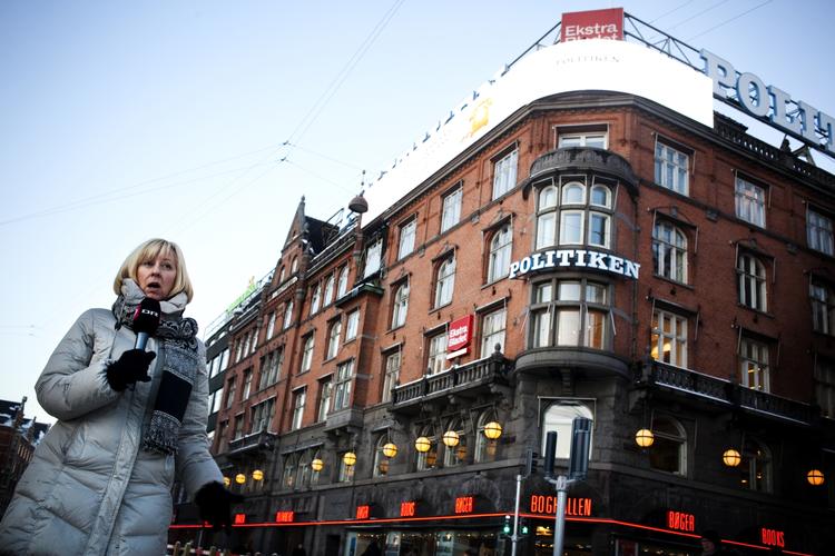 På støtten. Dagblade får millioner i mediestøtte. På billedet ses DR's Anette Dich på reportage foran JP/Politikens Hus på Rådhuspladsen. 