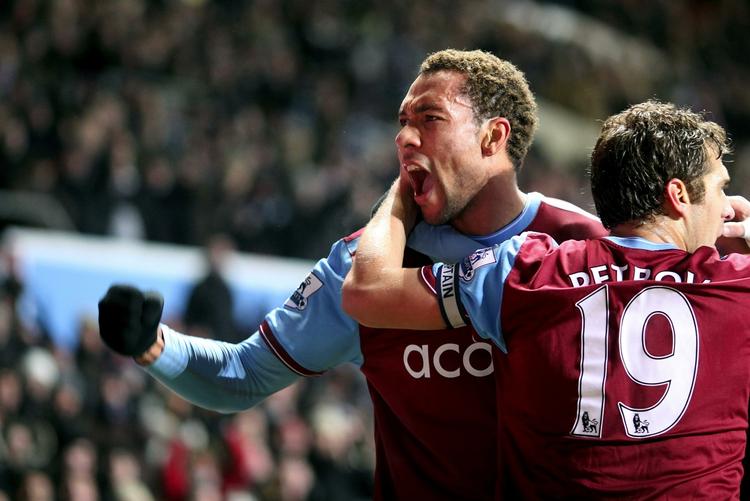 rygproblemer. John Carew i Aston Villa-trøjen. Angriberen er blevet skadet under kamp for Stoke, hvor han nu er udlejet til. 