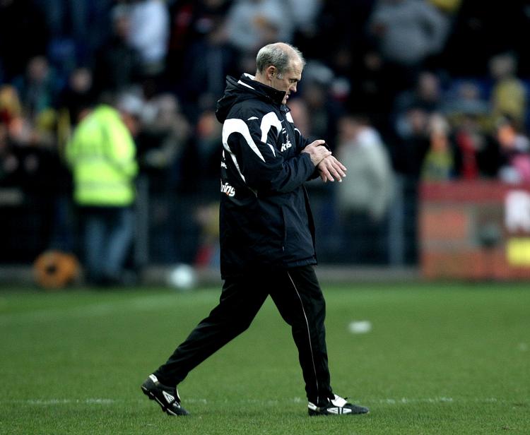 går. Esbjerg-træner Ove Pedersen har kastet håndklædet i ringen og trækker sig fra klubben efter en miserabel sæson. 