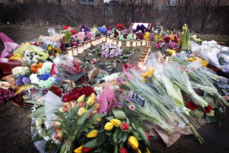 Midne. I Tingbjerg har folk lagt blomster på stedet, hvor en 19-årig mand blev skudt torsdag. 