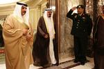 SAMARBEJDE. Saudi Arabiens kong Abdullah (i midten) står klar til at hjælpe sin kollega kong Hamad bin Isa Al Khalifa med at slå oprøret ned i Bahrain. 