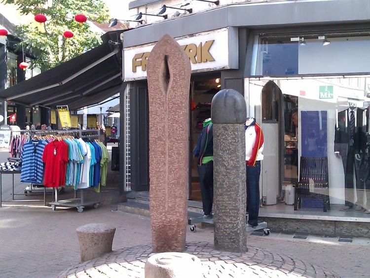 Odense. »Da jeg læste artiklen, kunne jeg ikke lade være med at sende følgende billede. Statuen på billedet hedder Stoppenålen, og skulle symbolisere H.C Andersens eventyr af samme navn. Og ja, det kan godt være at man tænker en lidt sjov tanke, når man som kunstner får af vide at man skal lave en statue ud fra et eventyr, der hedder stoppenålen. Men at byrådspolitikerne giver lov til, at det skal være... ja, en kæmpe pik og fisse, som skal placeres lige midt på gågaden i Odense centrum er mig lidt af en gåde. Mvh Niels Otto. Og ps, jeg er ikke spor snerpet, jeg synes bare det er sjovt«. 