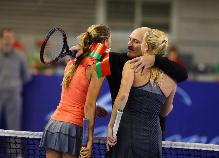 misbrugt? Caroline Wozniacki endte med at blive spændt for den hviderussiske diktator, Alexander Lukashenkos kampagnevogn, da danskeren stillede op i en velgørenhedskamp i Minsk i november. 