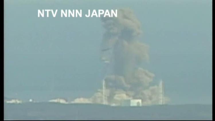 EKSPLOSION. Japansk tv filmede løs, da en del af beskyttelseskappen rundt om en af reaktorerne i Fukushima røg i luften. 