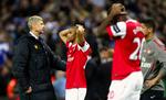 skuffelser. Arsenal-manager Arsene Wenger har skullet trøste sine spillere en del de seneste 14 dage, hvor holdet er gledet ud af tre turneringer. 