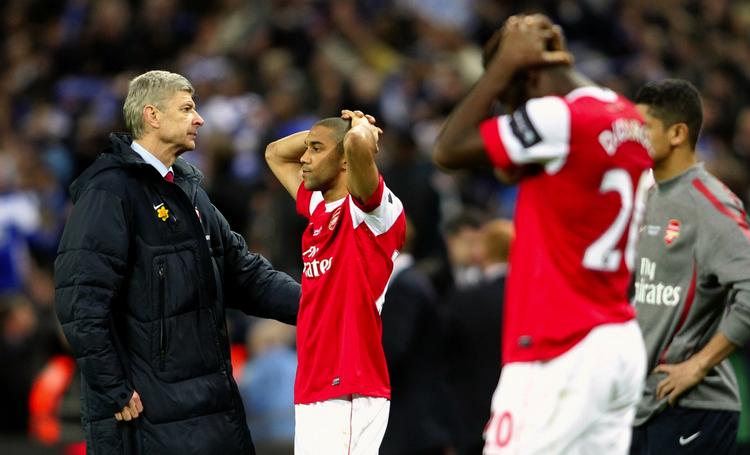 skuffelser. Arsenal-manager Arsene Wenger har skullet trøste sine spillere en del de seneste 14 dage, hvor holdet er gledet ud af tre turneringer. 