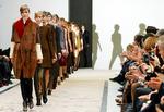 philo. Det franske modehus Céline stod for et af de mest hypede modeshows under den nyligt overståede modeuge i Paris. Chefdesigneren Phoebe Philo skabte en enkelt kollektion med fokus på luksuriøse materialer som pels og kashmir i farver som beige, bordeaux og chokoladebrun. 