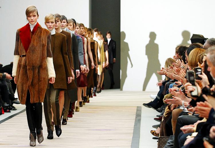 philo. Det franske modehus Céline stod for et af de mest hypede modeshows under den nyligt overståede modeuge i Paris. Chefdesigneren Phoebe Philo skabte en enkelt kollektion med fokus på luksuriøse materialer som pels og kashmir i farver som beige, bordeaux og chokoladebrun. 