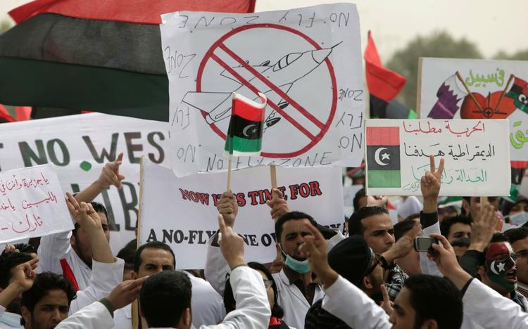 FLYVEFORBUD. Libyske demonstranter vil have det internationale samfund til at indføre flyveforbud over Libyen for at beskytte befolkningen mod luftangreb fra Gaddafis styrker. 