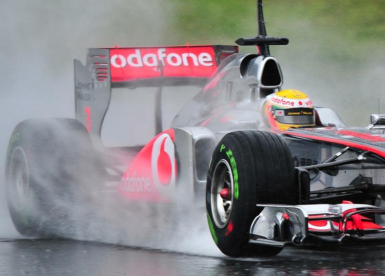 vejgreb. Den tidligere verdensmester Lewis Hamilton tester sin McLaren Mercedes-racer i Spanien i weekenden. 