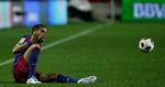 dyrekøbt. Barcelonas Daniel Alves var en af de spillere, der blev skadet under opgøret mod Sevilla. 