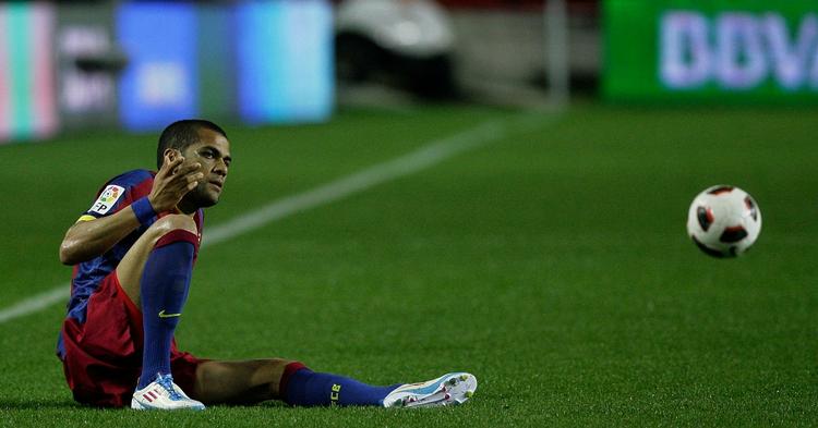dyrekøbt. Barcelonas Daniel Alves var en af de spillere, der blev skadet under opgøret mod Sevilla. 