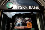 Uhørt. En af gebyrændringerne består i, at prisen stiger fra 0 kroner til 5.000 kroner, når banken formidler et realkreditlån ved nybyggeri. Til gengæld er spareplysdyrene Oskar, Bodil, Tom og Trine blevet gratis 
