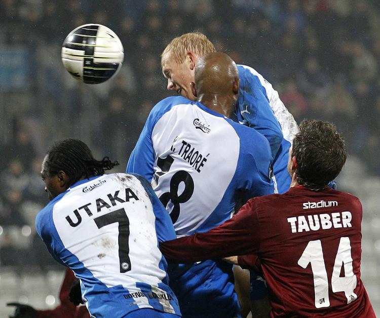 Nærkontakt. OBerne Peter Utaka, Kalilou Traoré og Hans Henrik Andreasen i kø for at heade bolden ind lyngbymålet i første halvleg af superligakampen i Odense. 