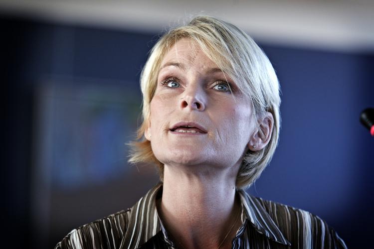 Eneforsørger. »Hvis det virkelig er sandt, at Tina Nedergaards afgang skyldes problemer med den hjemlige infrastruktur, er det virkelig et tilbageslag for ligestillingen«, skriver debattør. 