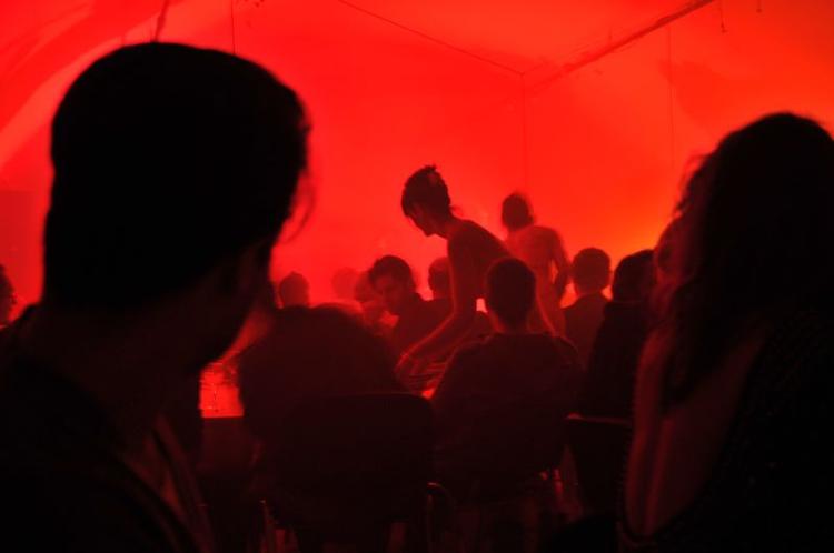 To nøgne tjenere serverede den særprægede mad til kunst-totalinstallationen 'Resturang'. Foto: Sandra Nanette Skriver. 