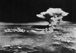 Bombet. Et amerikansk bombefly kastede historiens første atombombe i krig over Hiroshima 6. august 1945. Tre dage efter blev Nagasaki jævnet med jorden. 
