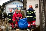 Redningsarbejde. Kinesiske redningsarbejdere i byen Ofunato fjerner liget af et af ofrene fra jordskælvet, som fredag ramte Japan med en enormstyrke på 9,0 på richterskalaen. 