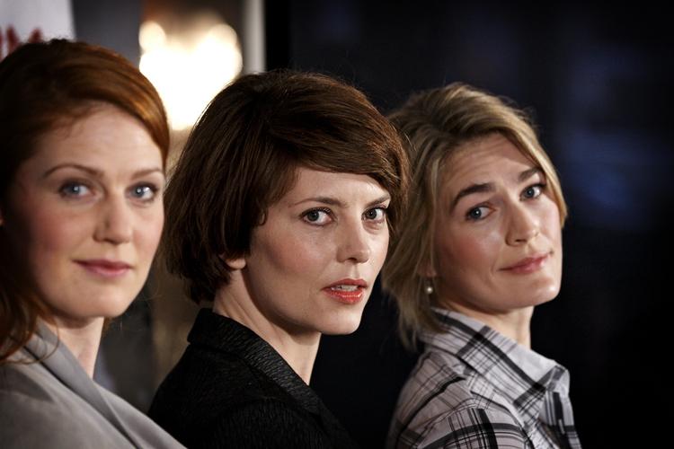 Fængslende. Iben Dorner (tv.) er Benedicte Schaeffer, gift med retspsykiater, Thomas Schaeffer, der spilles af Jakob Cedergreen. Lærke Winther har rollen som kriminaltekniker Mia Vogelsang. Og Laura Bach (th.) spiller vicekriminalkommisær Katrine Ries Jensen. 