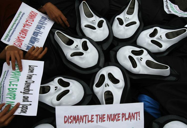 FRYGT. Frygten for en atomkatastrofe i Japan har genoplivet debatten om atomenergi verden over. Her er det filippinere, der demonstrerer mod atomkraftværker. 