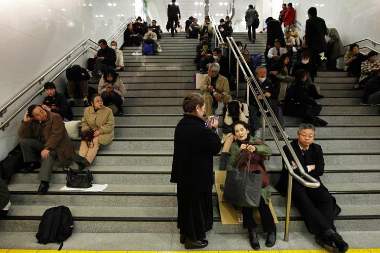 DAGLIGDAG. Tokyo-borgere venter på toget efter skælvet, der har ført til reduceret drift i den japanske hovedstads lokaltrafik. Arkivfoto. 