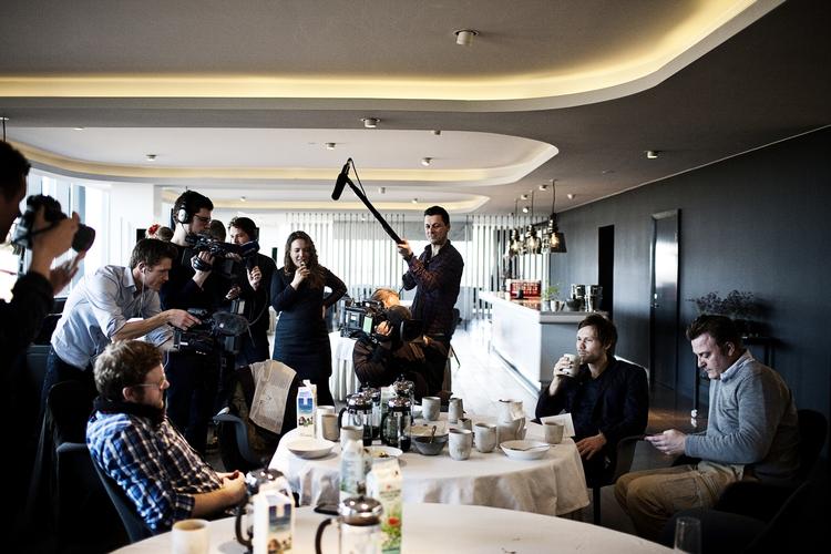 Indehaverne af restaurant Geranium kunne ikke få besked om michelinstjerner før alle andre og må vente til onsdag. 