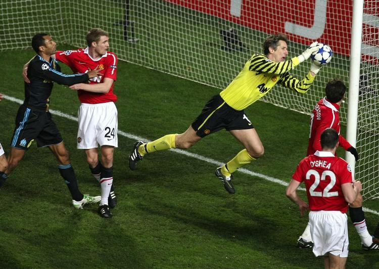 Nulløsning. Edwin van der Sar forhindrede en Marseille-scoring i det første opgør, som var blandt de mindst ophidsende i dette års Champions League. I aften er der målgaranti, men måske falder scoringerne først i forlænget spilletid eller i en straffesparkskonkurrence. 