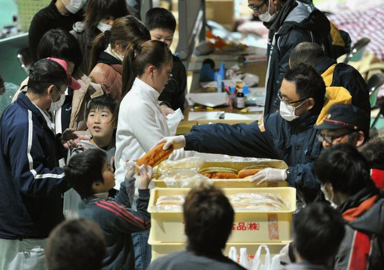 strålingsfare. Japan har oprettet evakueringscentre til de mange mennesker, der må forlade deres hjem. 