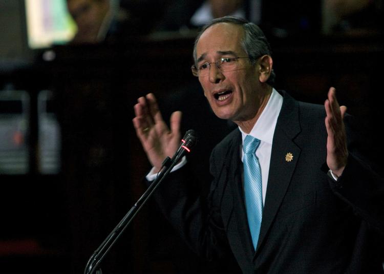 Erstatningskrav. Flere hundrede af Guatemalas præsident Alvaro Coloms (billedet) landsmænd har sagsøgt den amerikanske stat for forsøg med kønssygdomme. 
