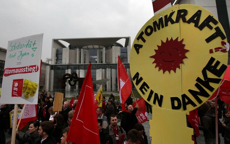 NEJ. I weekenden gik 60.000 tyskere på gaden for at demonstrere mod atomkraftværker. 