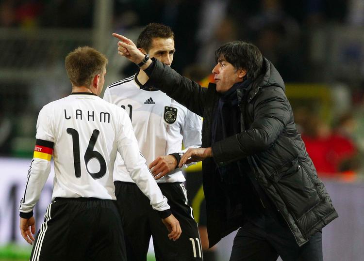 Succestræner. Joachim Löw skal dirrigere videre med de tyske stjerner frem til 2014. 