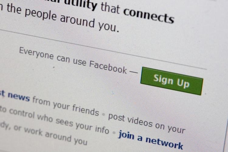 BREDT. Alle kan bruge Fcebook, lokker Facebook selv. Og det er efterhånden også alle og enhver, der bruger det sociale netværk. Nu gider de højtuddannede ikke længere, efter at både naboer, gamle skolekammerater og deres mormødre har oprettet en profil. 